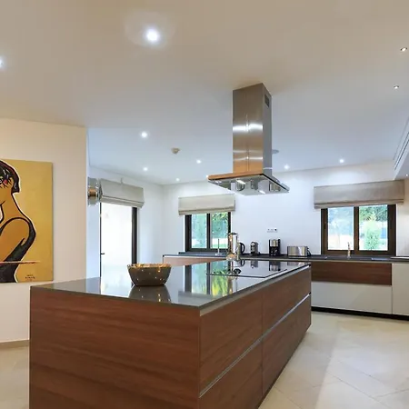 Sleeps 10 Pool Air Con Wifi *